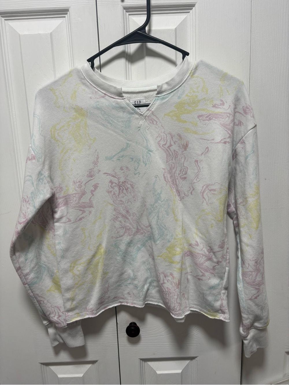 GAP White Crewneck Sweatshirt with Pastel Marble Print
